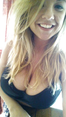 the-cleavage-collective:  Cute Blonde with huge cleavage || the-cleavage-collective.tumblr.com