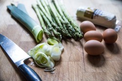 foodffs:  SCRAMBLED EGGS WITH ASPARAGUS, LEEKS, CHÈVRE AND DILLReally