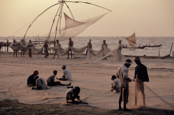 ouilavie:  Bruno Barbey. India. Cochin. 1975. Chinese type fishing