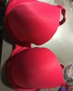 Done ate 3.k tokens for this 2000cc bra set get a little piece