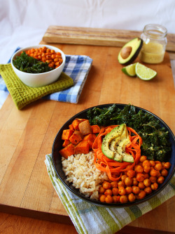 garden-of-vegan:  Vegan lunch bowl: Steamed brown rice, curry
