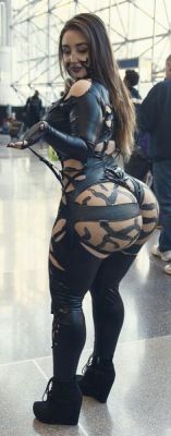 It&rsquo;s Saturday, i post big ass cosplay