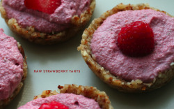 beautifulpicturesofhealthyfood:  Raw strawberry tarts…RECIPE