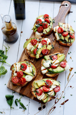 do-not-touch-my-food:  Grilled Avocado Caprese Crostini    yum!