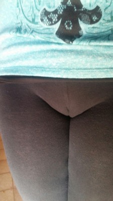 girls-in-yogapants:  Just a little toeThanks for the submission