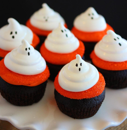 gastrogirl:  dark chocolate cupcakes with meringue ghosts. 