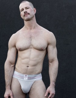 rubberbcn:  MUSCLES AND JOCKSTRAP 