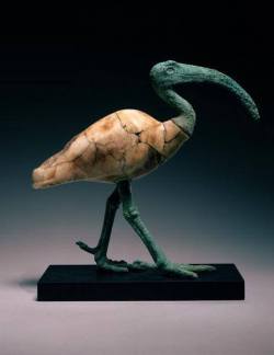 grandegyptianmuseum:  Ibis Figurine (bronze and alabaster), 21.4 cms height; Late Period 715-332 BC, Photo by Heini Schneebeli.  Tehuti