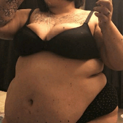 hungryssbbw: If you haven’t seen my messy eating video yet,