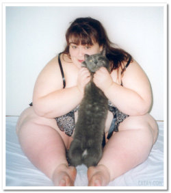 catay:  (via The fat chick’s version of a “pussy” shot. :