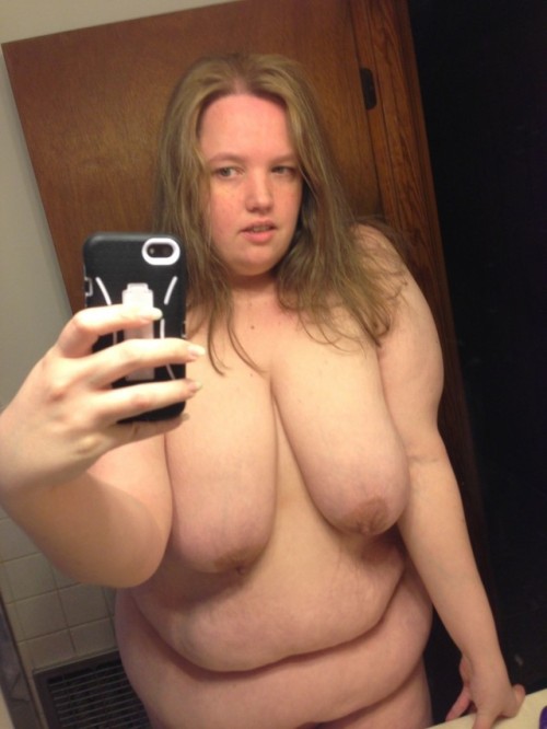 Curvy girls rarely do selfies. This is almost a crime… 