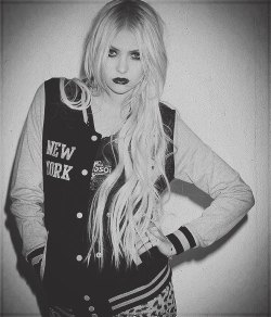 Taylor Momsen on We Heart It - http://weheartit.com/entry/48363213/via/Lau033