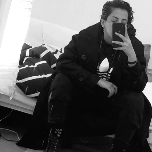 dalaluzz:listening to music alone is so peaceful