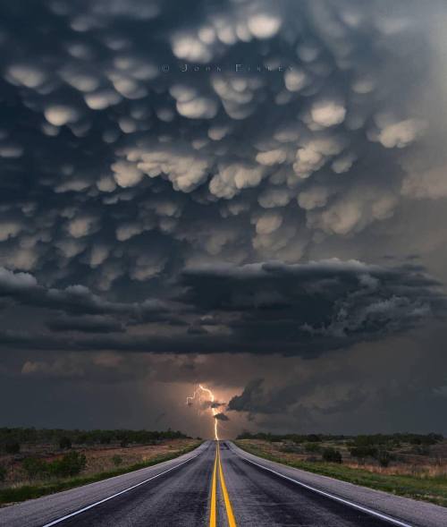 utwo:  Entering the Storm© J. Finney 