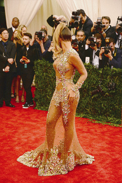 beyoncefashionstyle:  Beyoncé at the 2015 Met Ball in NYC. 