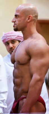 OMG he is one handsome, sexy, muscular man.  Awesome muscles,