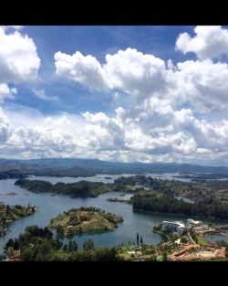 #guatape #pueblo #Colombia #elpenol #elpeñol #bigassrock almost