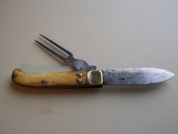 bladeandwood:  Nice old folding knife and fork combo. 