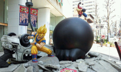 grimphantom:  ca-tsuka:  Son Goku VS Luffy in Tokyo streets.(by