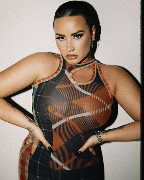 dailylovato:ddlovato: Get your tickets to the freak show baby…