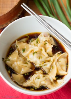foodffs:  STEAMED PORK DUMPLINGS WITH A SCALLION DIPPING SAUCEReally