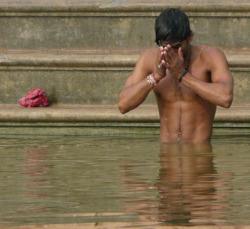 blakyokojones:  Bathing in the Ganges 