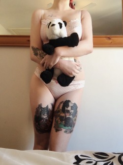 lost-lil-kitty: Today was a Mrs P cuddles kinda day 🐼