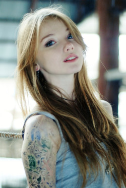 myfairladies:  If you like redheads, freckles and pale ladies