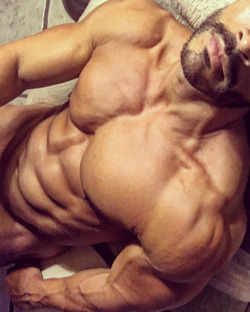 bigmalepecs:  Warren Hernández