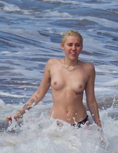 Miley CyrusÂ swimming topless in Hawaii (January 2015)