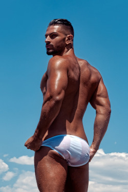 fashionablymaleofficial:  (via 15 SEXY Reasons to not Miss Summer