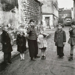 mimbeau:  Children’s games Paris 1949 Louis Stettner 