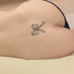 pinkblond:  Adoro tatoo . Vc tem ? Me mostra… I love tatoo.