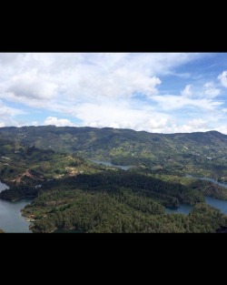 #guatape #pueblo #Colombia #elpenol #elpeñol #bigassrock at