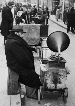 gramophonecity:Man with a gramophone on wheels (1952)