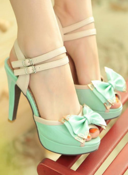 babes-in-heels:  High HeelsHigh Heels on Twitter