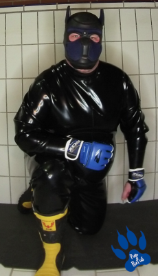 cubcake76:  puprufus:fooling around in my new 1.2 mm rubber full