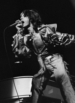 colecciones:    Mick Jagger performs live on stage at the Festhalle