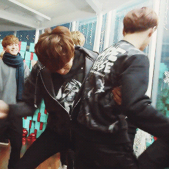pandreos:  chanyeol slapping suho’s butt and getting scared