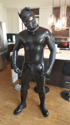 gledinsia:#gaypup#rubber#boots#latex#gay I was peacefully sitting