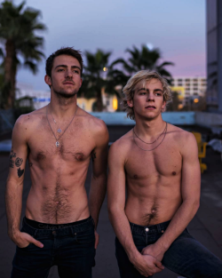 malecelebsandporn:  Rocky Lynch and Ross Lynch