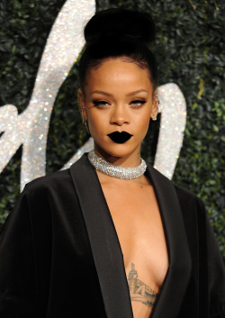 artificialallycat:  rihqnna: Rihanna at the British Fashion Awards