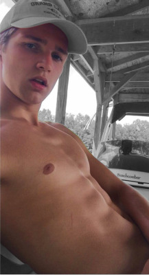 sixpackde:  https://www.tumblr.com/blog/sixpackde