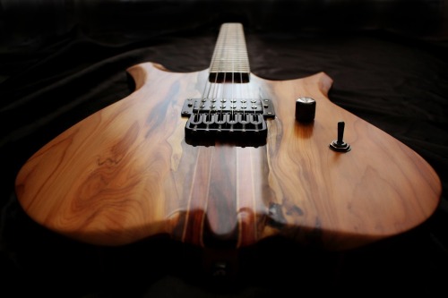 glorifiedguitars:  Stone Wolf Guitars ‘Rift’ 