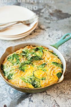 thefoodshow:  Garlicky spinach & parmesan frittata 