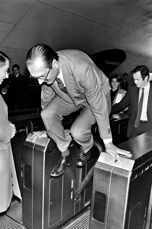 Jacques Chirac truande dans le métro parisien.