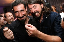 grungeaddicted:  Serj Tankian & Dave Grohl