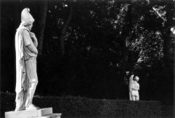 Robert Doisneau - Vice et Versailles - La vie des statues, 1966.