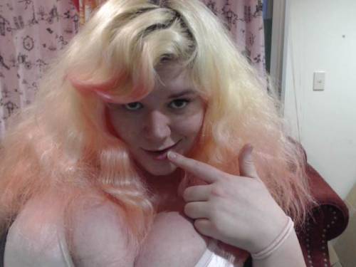 underbust:  If my hair were a little longer, and I put some more pink through it… I wouldn’t even need a wig to cosplay Rose Quartz. >.> <,< I have so fucking much hair. 