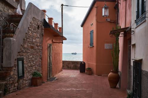 allthingseurope:Tellaro, Liguria, Italy (by Luca Bravo)